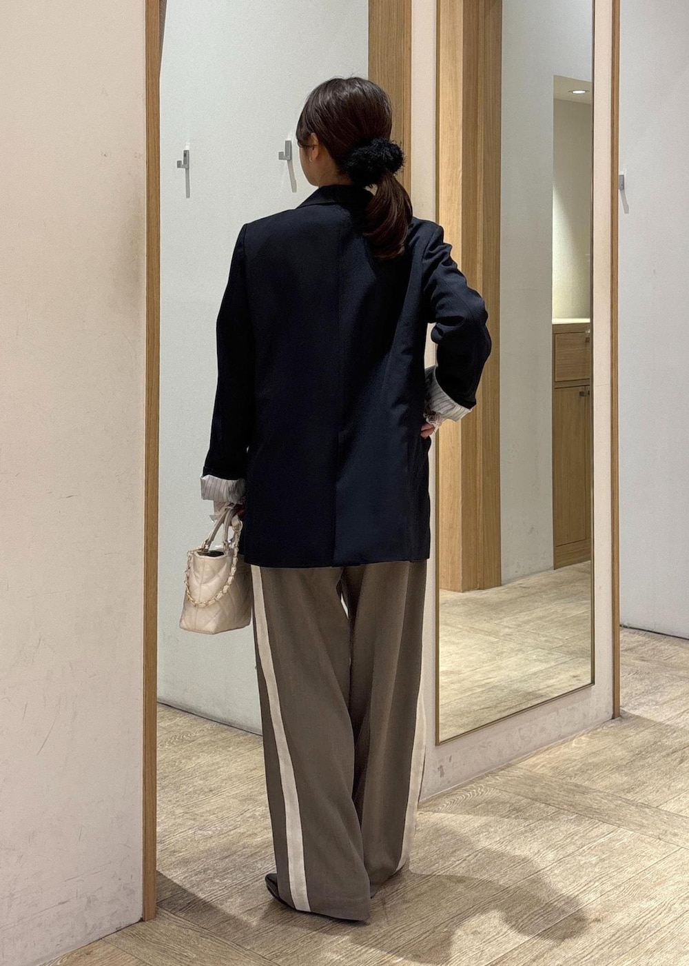 「インナー、ワイドパンツ、25SS春の新作、初春コーデ、春コーデ、お出かけコーデ、旅行コーデ、女子会コーデ、韓国ファッション、大人カジュアル、パンツスタイル、カジュアルコーデ、VIS、ウェーブ、ブルべ夏」｜「VISのへリンボーンストレートラインパンツ（その他パンツ、グレー系）」を使った、スズさん（レディース・152cm）の冬コーディネートの3枚目の写真