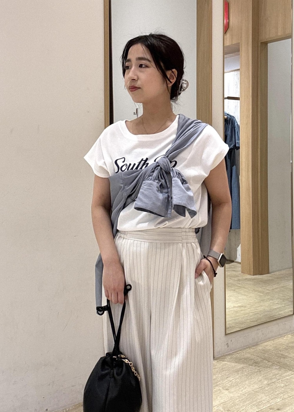 「25SS夏の新作、visbag2025、初夏コーデ、夏コーデ、お出かけコーデ、旅行コーデ、大人カジュアル、パンツスタイル、カジュアルコーデ、VIS、ウェーブ、ブルべ夏、乾燥、低身長、トップス」｜「Juzeのメタルヒールサンダル（サンダル、ホワイト系）」を使った、スズさん（レディース・152cm）の夏コーディネートの5枚目の写真