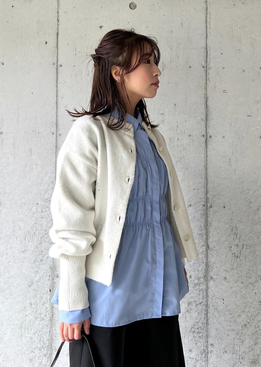 ブラック系のブーツ、ブルー系のシャツ/ブラウス、ホワイト系のカーディガン/ボレロを着用したレディースの冬コーディネートの10枚目の写真