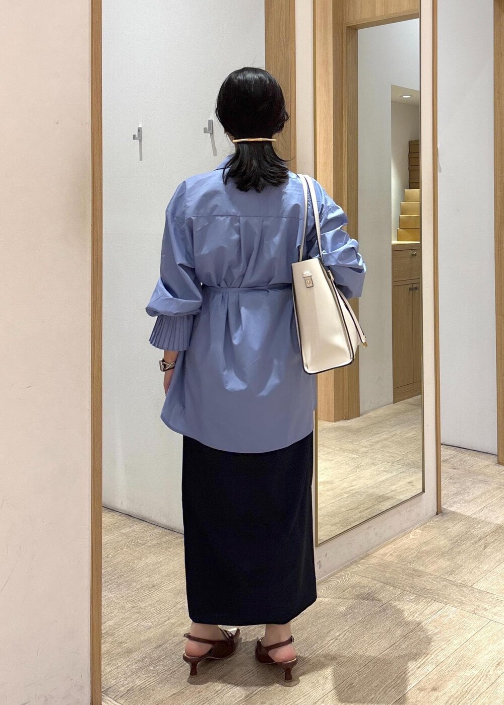 ブルー系のスカート、ブルー系のシャツ/ブラウス、ホワイト系のトートバッグを着用したレディースの春コーディネートの5枚目の写真