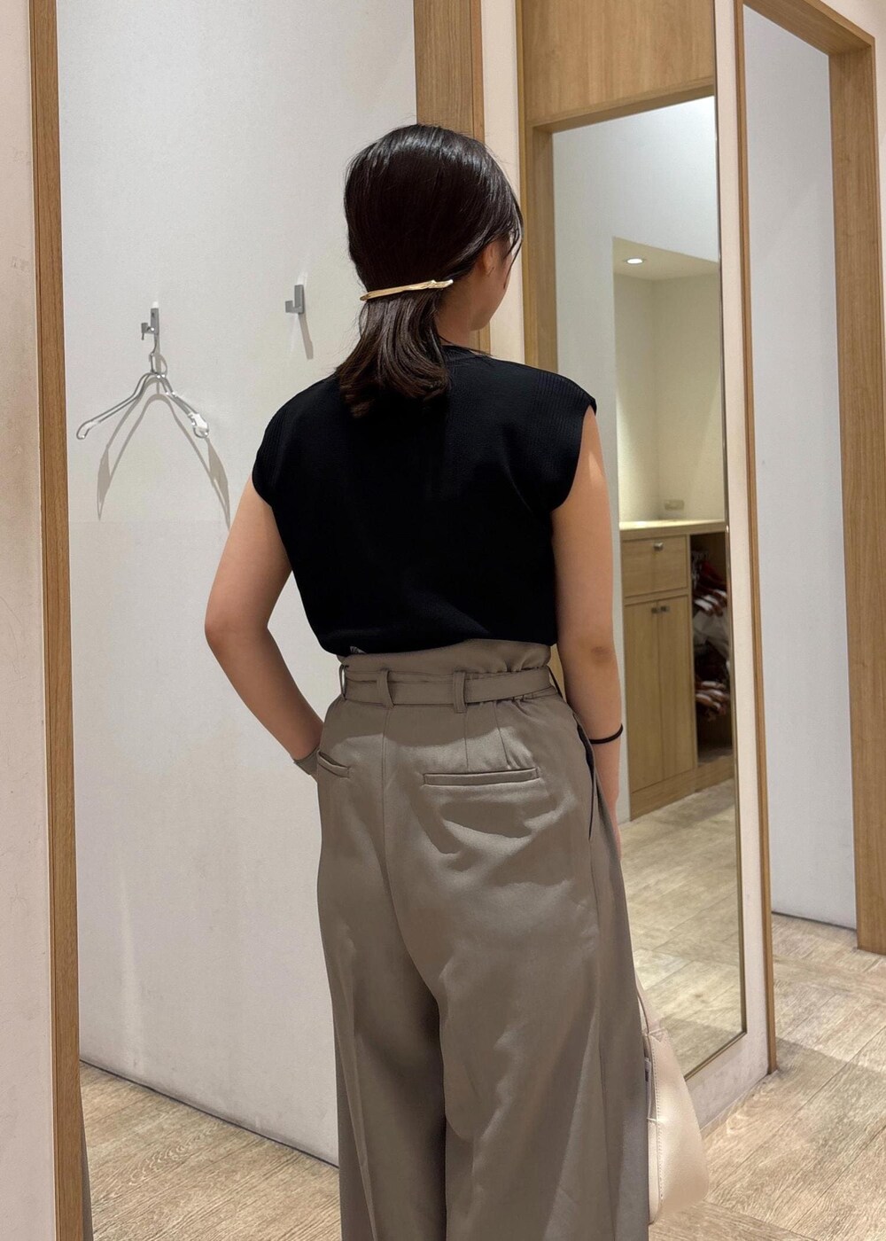 「フレンチスリーブ、25SS夏の新作、初夏コーデ、夏コーデ、お出かけコーデ、旅行コーデ、女子会コーデ、大人カジュアル、パンツスタイル、カジュアルコーデ、ヘルシーコーデ、VIS、ウェーブ、ブルべ夏、乾燥」｜「VISの【180℃美人見え】ハンドルリボンワンショルダーバッグ（ハンドバッグ、ホワイト系）」を使った、スズさん（レディース・152cm）の春コーディネートの7枚目の写真