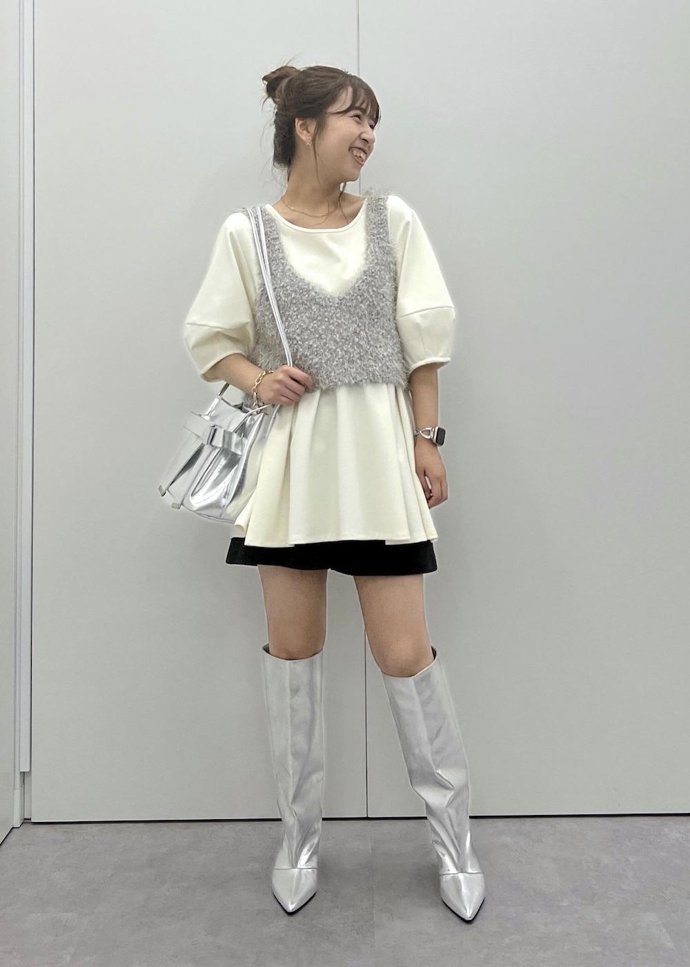 「チュニック、ショートパンツ、ウエストマーク、24AW秋の新作、ロングブーツ、ビスチェ、シルバー、初秋コーデ、秋コーデ、デートコーデ、お出かけコーデ、女子会コーデ、韓国ファッション、大人カジュアル、レイヤード」｜「VISの【ハンドルの長さ調節が出来る】リボンミニトートバック（ショルダーバッグ、シルバー系）」を使った、スズさん（レディース・152cm）の夏コーディネートの2枚目の写真