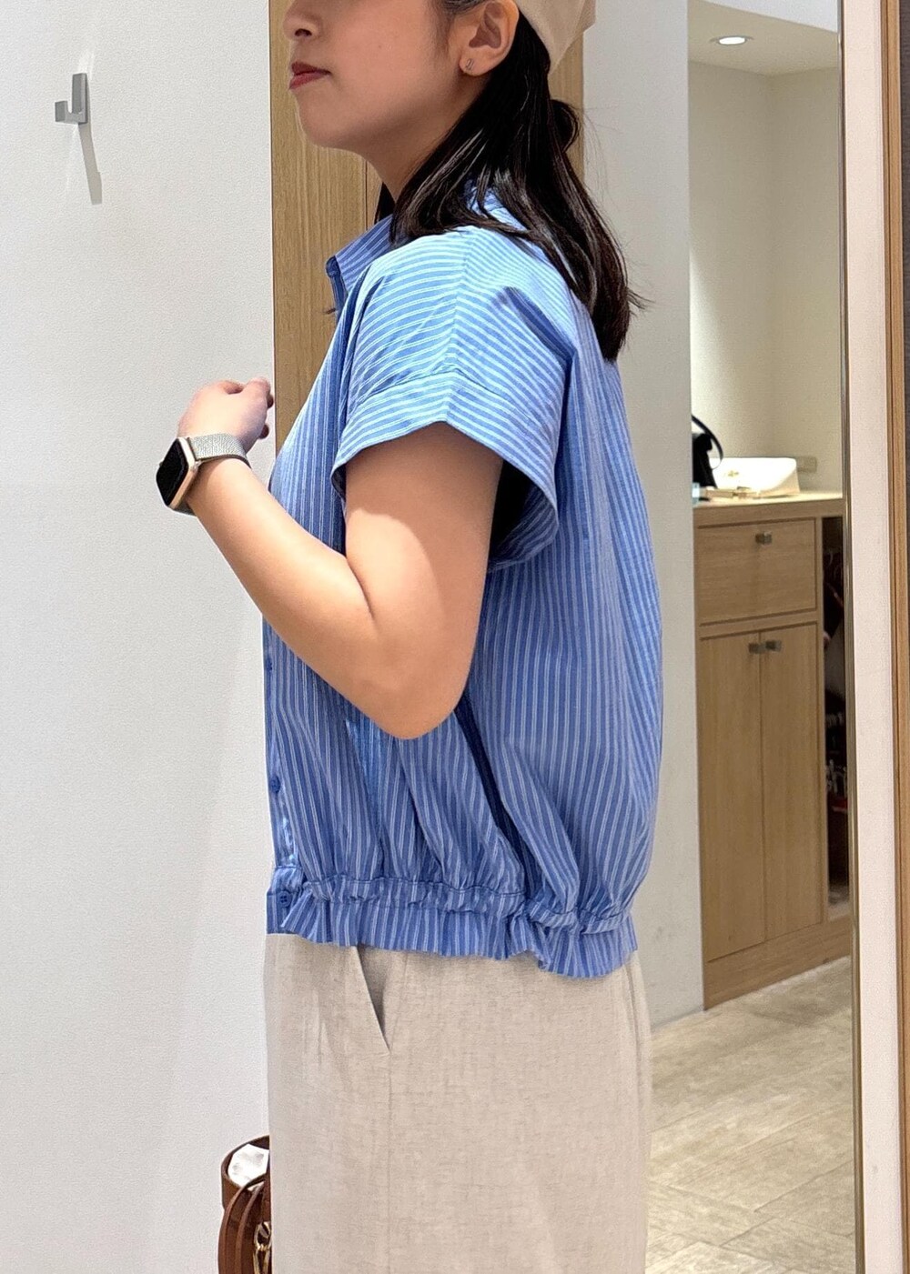 ブラック系のサンダル、ホワイト系のスカート、ブルー系のシャツ/ブラウスを着用したレディースの夏コーディネートの8枚目の写真