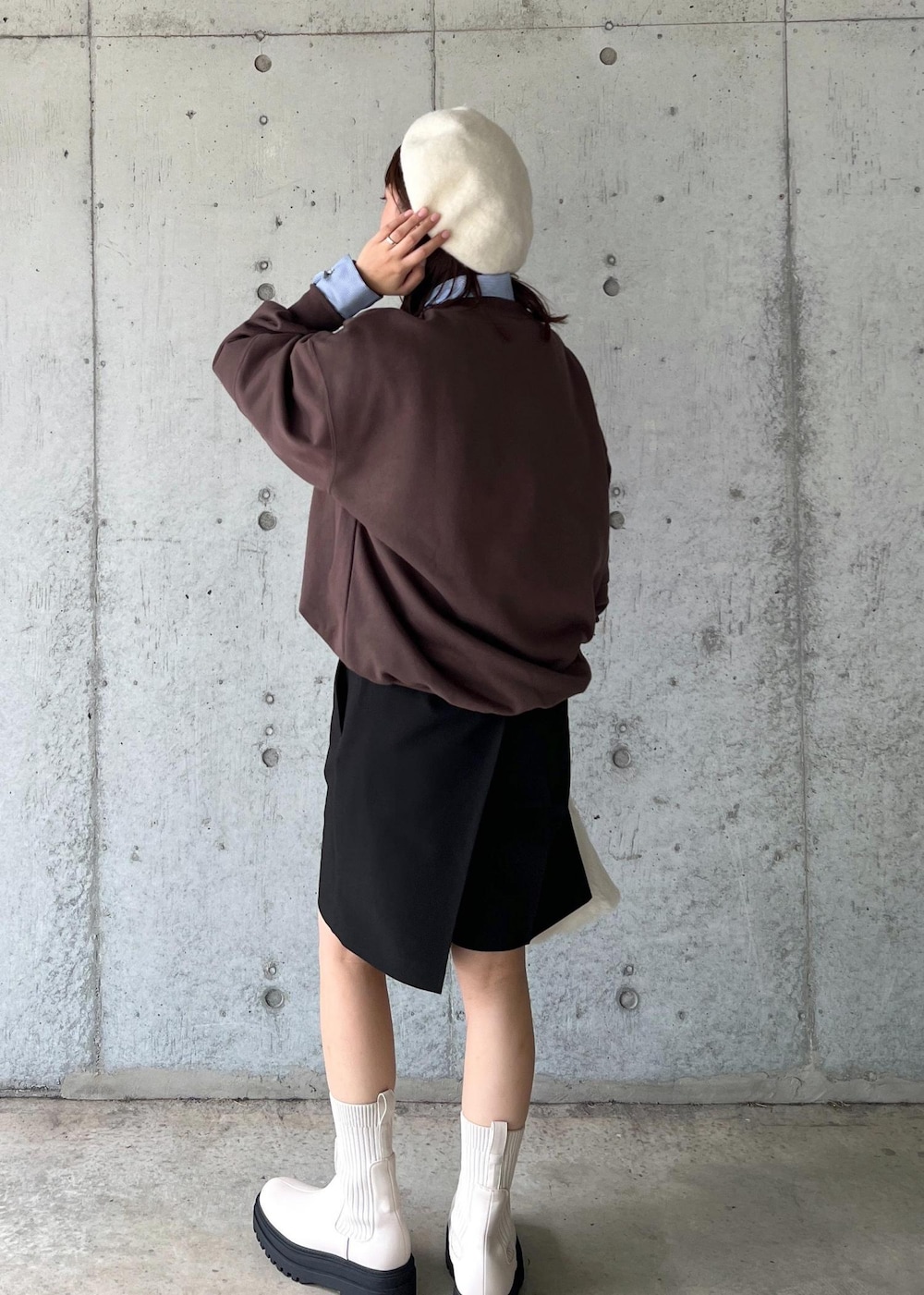 「ショートパンツ、ファー、ベレー帽、24AW秋の新作、ウエストマーク、ハーフパンツ、初秋コーデ、秋コーデ、お出かけコーデ、旅行コーデ、女子会コーデ、韓国ファッション、大人カジュアル、パンツスタイル、体型カバー」｜「Juzeのタンクソールサイドニットブーツ（ブーツ、ホワイト系）」を使った、スズさん（レディース・152cm）の秋コーディネートの3枚目の写真