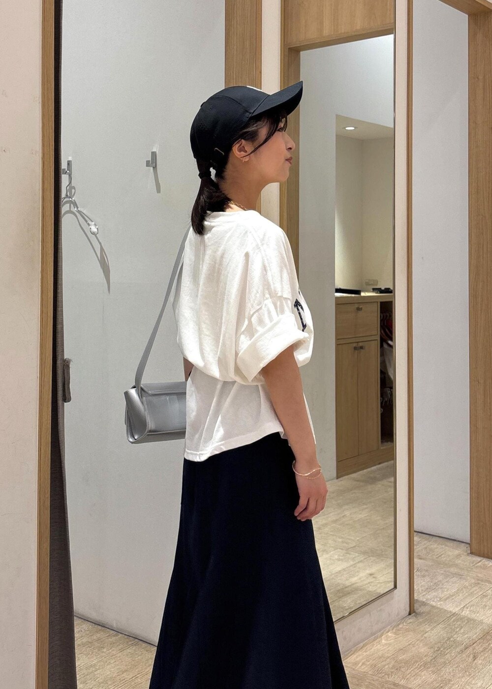 「25SS夏の新作、夏コーデ、お出かけコーデ、旅行コーデ、フェスコーデ、大人カジュアル、スカートスタイル、体型カバー、カジュアルコーデ、VIS、ウェーブ、ブルべ夏、乾燥、低身長、トップス」｜「VISのロゴマーク刺繍キャップ（キャップ、ブラック系）」を使った、スズさん（レディース・152cm）の春コーディネートの10枚目の写真