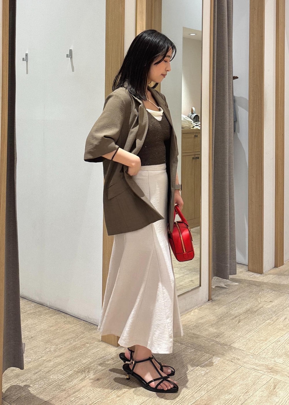 「初夏コーデ、夏コーデ、デートコーデ、お出かけコーデ、旅行コーデ、推し活コーデ、女子会コーデ、大人カジュアル、スカートスタイル、カジュアルコーデ」｜「VISの【洗える】カップ付きアシンメトリーキャミソール（キャミソール、ホワイト系）」を使った、スズさん（レディース・152cm）の夏コーディネートの2枚目の写真