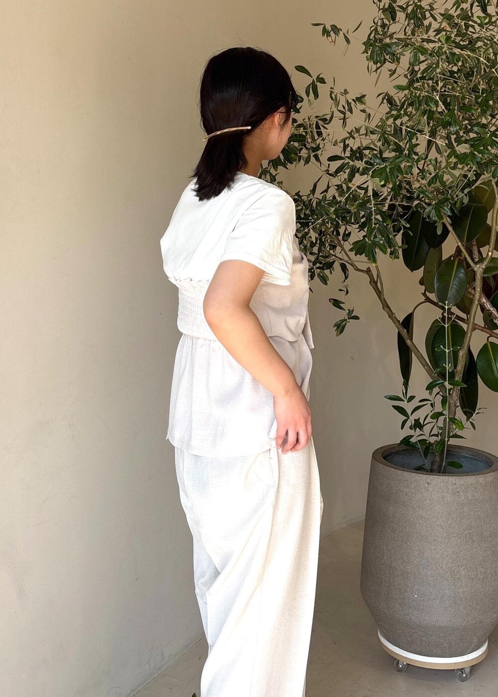 ホワイト系のパンプス、ホワイト系のTシャツ/カットソー、ホワイト系のスラックスを着用したレディースの春コーディネートの9枚目の写真