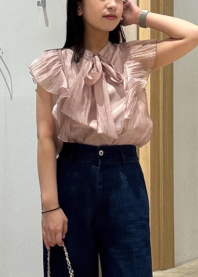 ブラック系のサンダル、ピンク系のシャツ/ブラウス、ブルー系のデニムパンツを着用したレディースの夏コーディネートの6枚目の写真