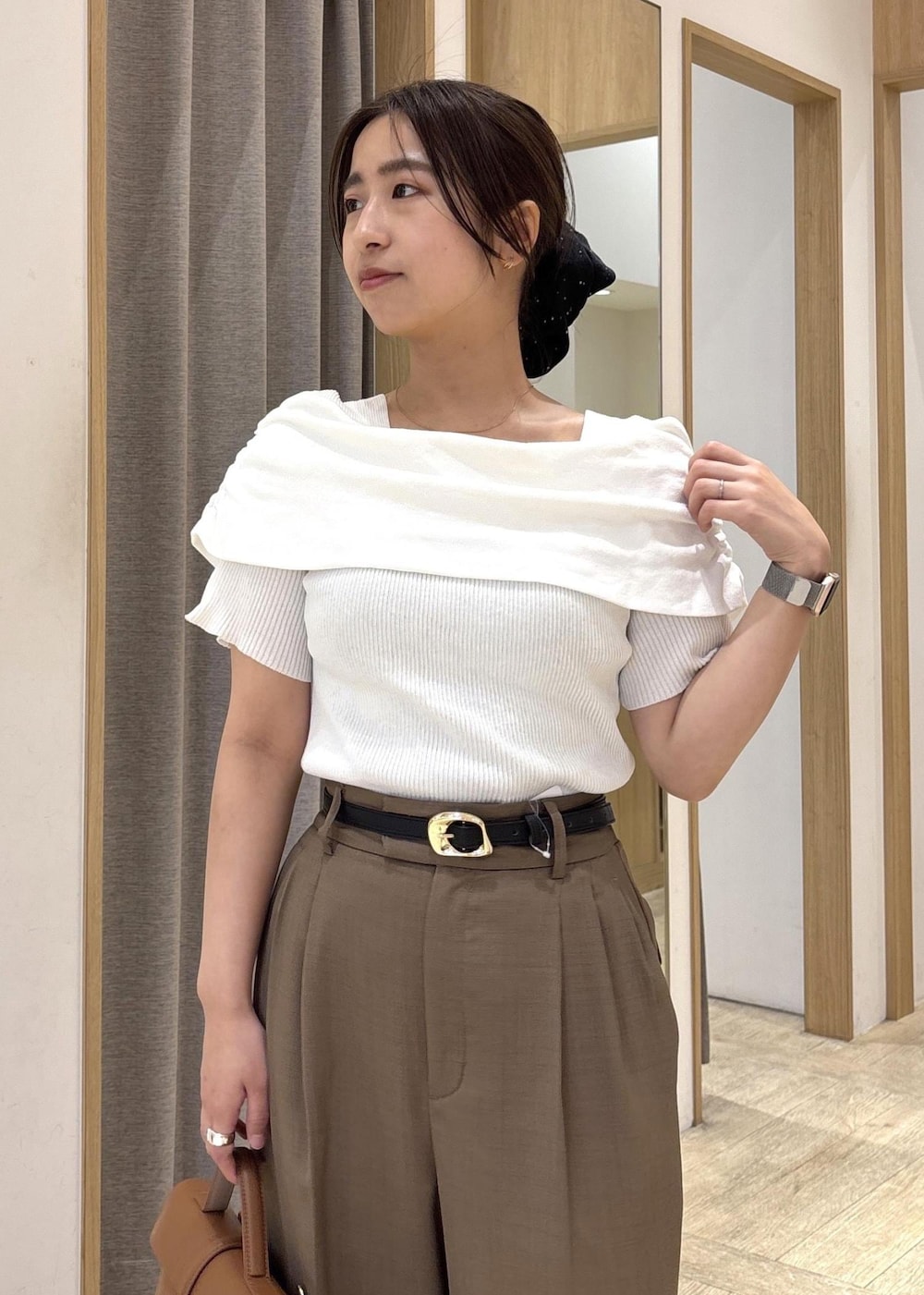 イエロー系のショルダーバッグ、ブラック系のサンダル、グリーン系のその他パンツを着用したレディースの春コーディネートの4枚目の写真