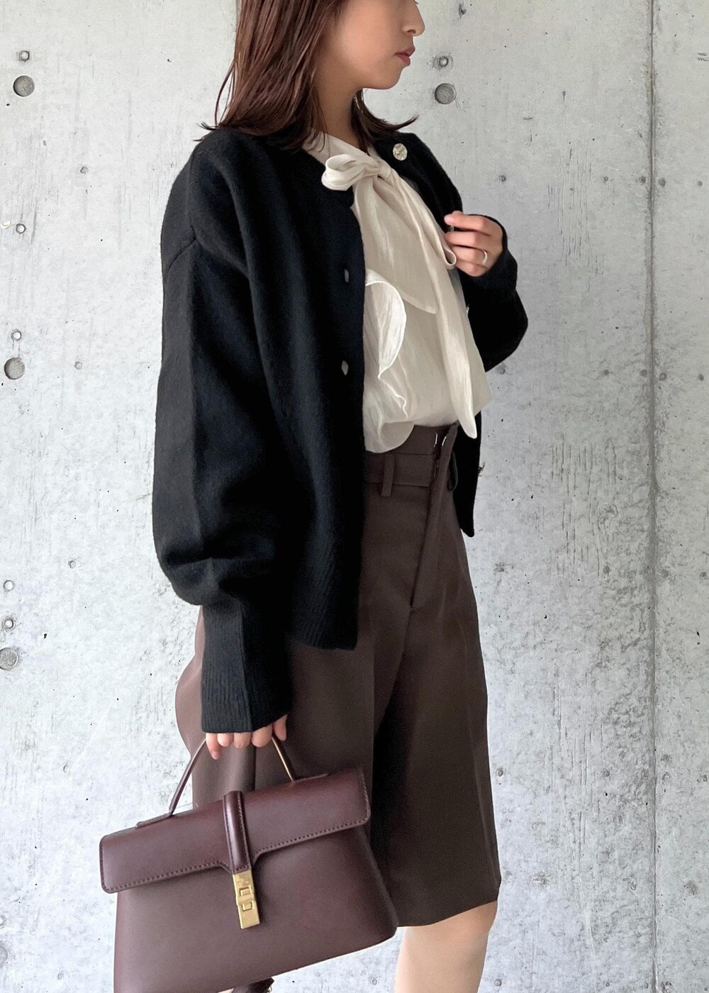 「ハーフパンツ、24AW秋の新作、ウエストマーク、Wblouse_pickup、WM羽織_pickup、Wshoes&bag_pickup、W雑貨_pickup、初秋コーデ、秋コーデ、デートコーデ、お出かけコーデ、旅行コーデ、女子会コーデ、韓国ファッション、大人カジュアル」｜「VISの【2WAY】ひねり金具ワンハンドルミニショルダーバッグ（ショルダーバッグ、ブラウン系）」を使った、スズさん（レディース・152cm）の秋コーディネートの8枚目の写真