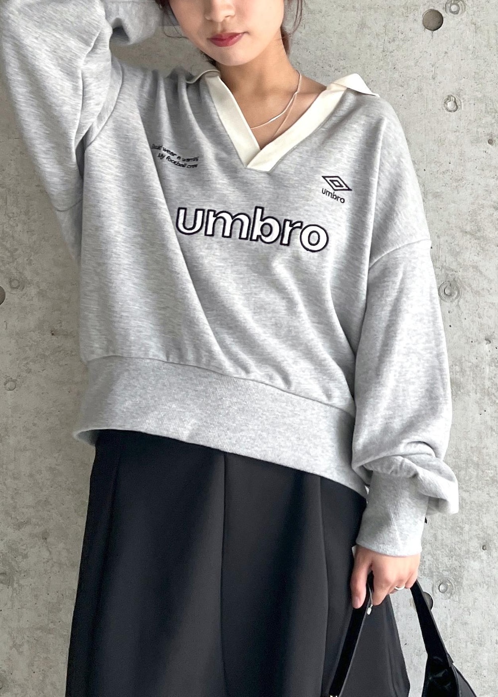 ブラック系のブーツ、ブラック系のハンドバッグ、ブラック系のスカートを着用したレディースの秋コーディネートの5枚目の写真