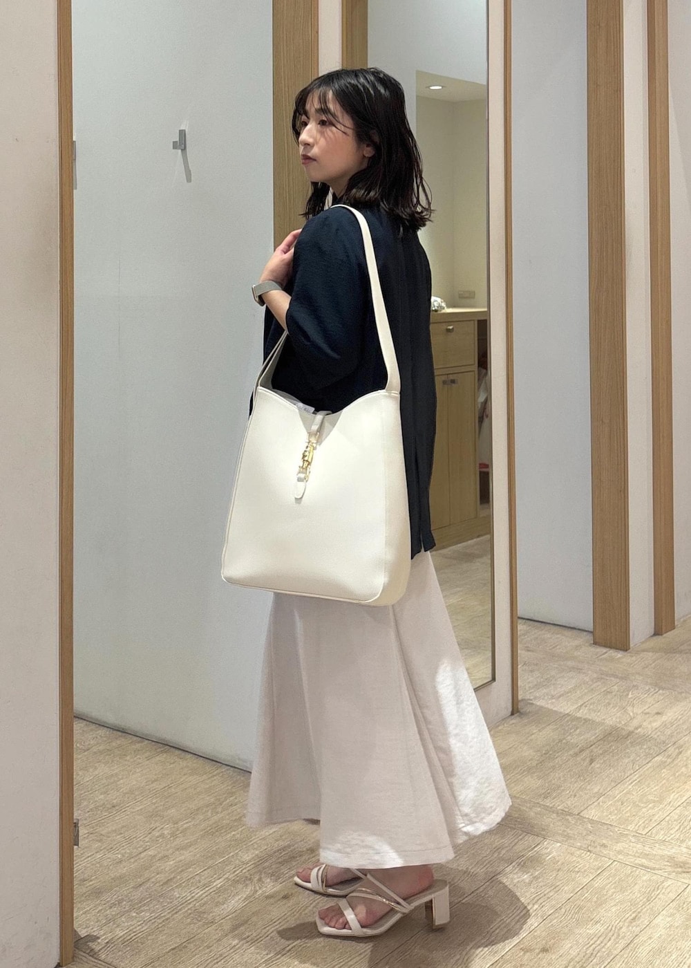 「25SS夏の新作、初夏コーデ、夏コーデ、お仕事コーデ、スカートスタイル、体型カバー、フェミニンコーデ、シンプルコーデ、VIS、ウェーブ、ブルべ夏、乾燥、低身長、トップス、シャツ/ブラウス」｜「VISの【A4収納】ホーボーバッグ（トートバッグ、ホワイト系）」を使った、スズさん（レディース・152cm）の春コーディネートの2枚目の写真