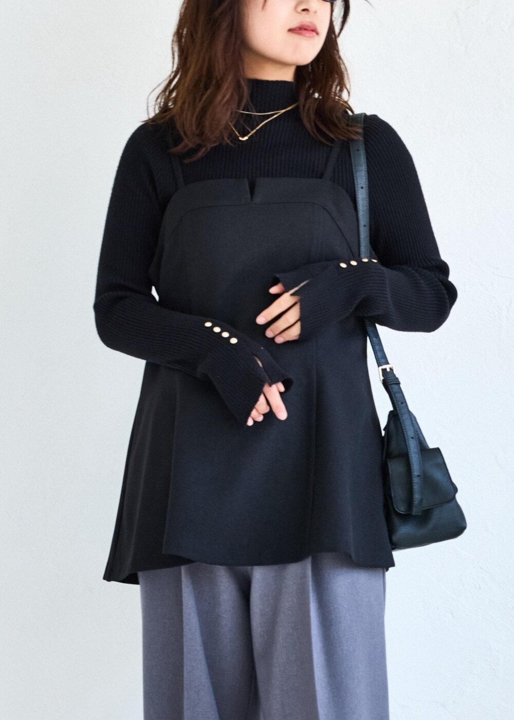 ブラック系のローファー、ブラック系のキャミソール、グレー系のスラックスを着用したレディースの夏コーディネートの5枚目の写真