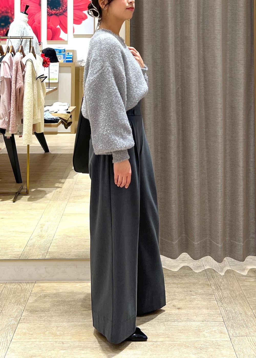 ブラック系のパンプス、グレー系のニット/セーター、グレー系のその他パンツを着用したレディースの冬コーディネートの4枚目の写真
