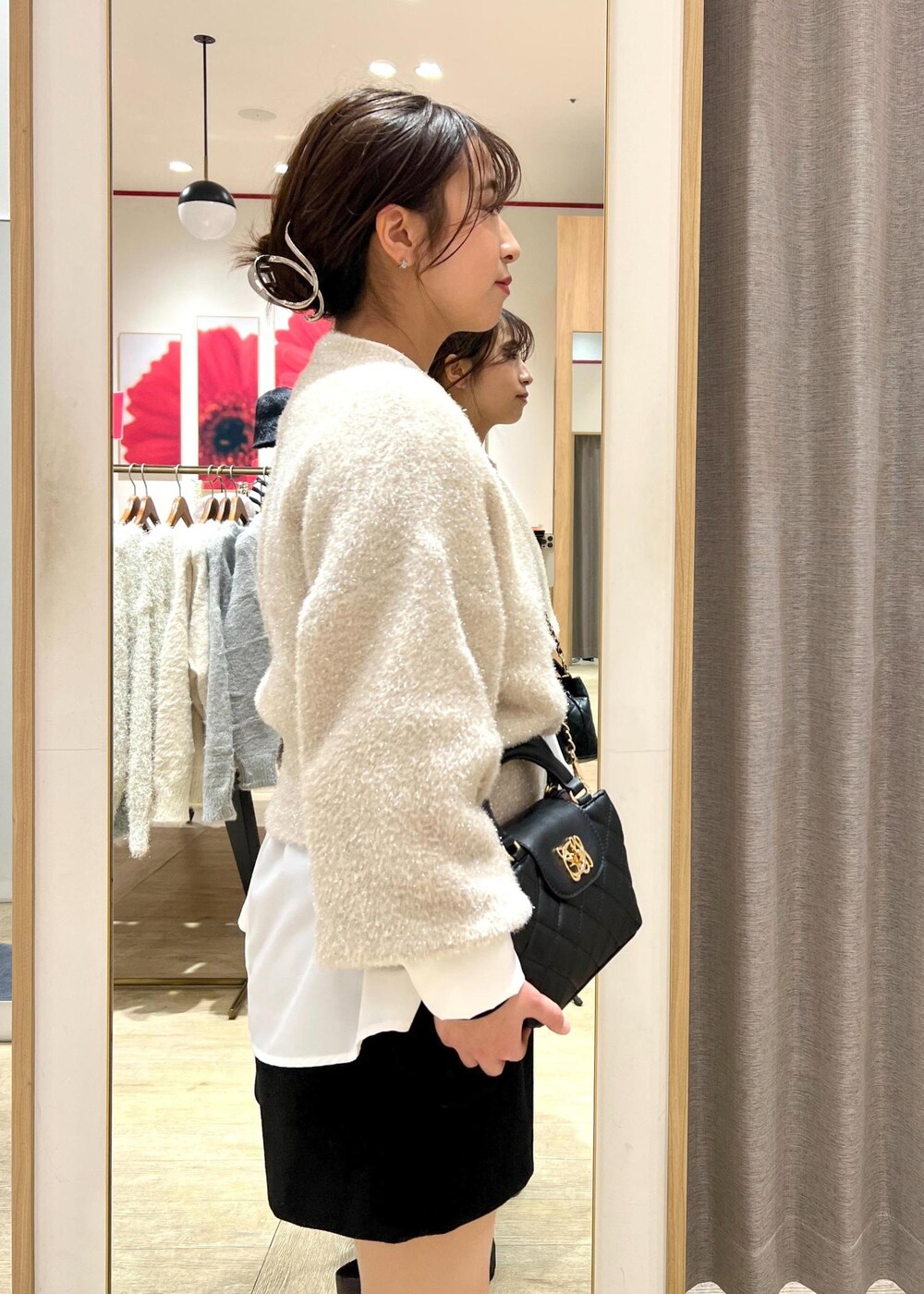 ブラウン系のブーツ、ホワイト系のシャツ/ブラウス、ベージュ系のニット/セーターを着用したレディースの冬コーディネートの9枚目の写真