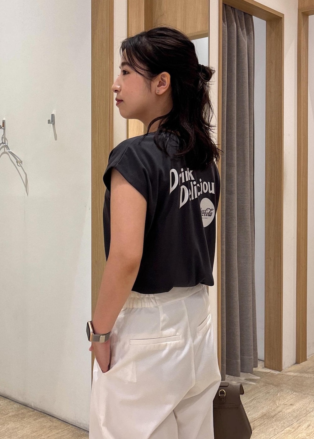 ベージュ系のショルダーバッグ、レッド系のサンダル、ホワイト系のその他パンツを着用したレディースの夏コーディネートの8枚目の写真