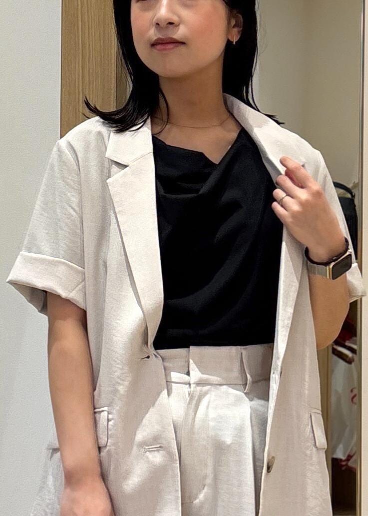 「ワイドパンツ、25SS夏の新作、初夏コーデ、夏コーデ、お仕事コーデ、授業参観日コーデ、パンツスタイル、体型カバー、モノトーンコーデ、シンプルコーデ、きれいめコーデ、VIS、ウェーブ、ブルべ夏、乾燥」｜「VISの【新色追加】ひねり金具ワンハンドルミニショルダーバッグ【2WAY（ショルダーバッグ、グレー系）」を使った、スズさん（レディース・152cm）の春コーディネートの6枚目の写真