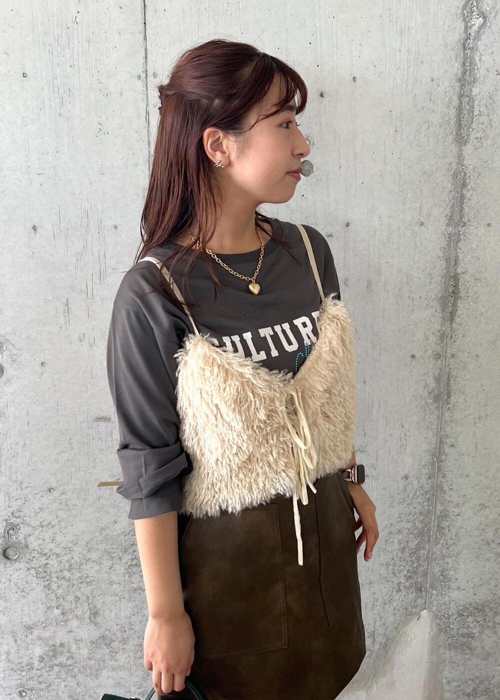 ホワイト系のブーツ、ブラウン系のスカート、ホワイト系のキャミソールを着用したレディースの秋コーディネートの6枚目の写真