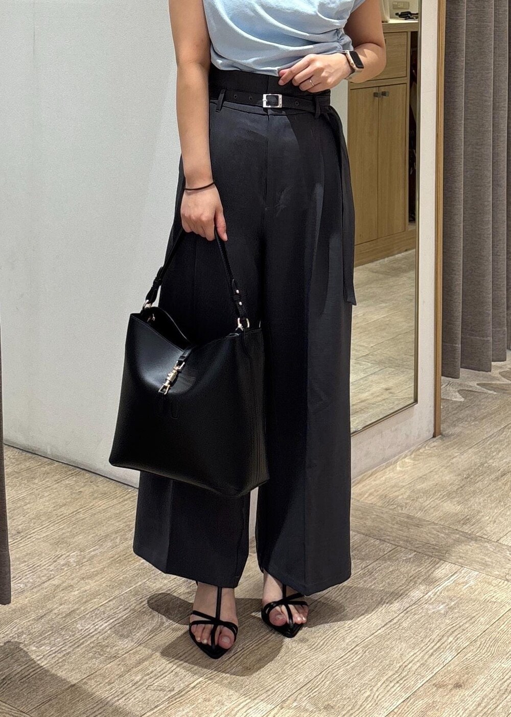 ブラック系のサンダル、ブルー系のTシャツ/カットソー、グレー系のスラックスを着用したレディースの夏コーディネートの10枚目の写真