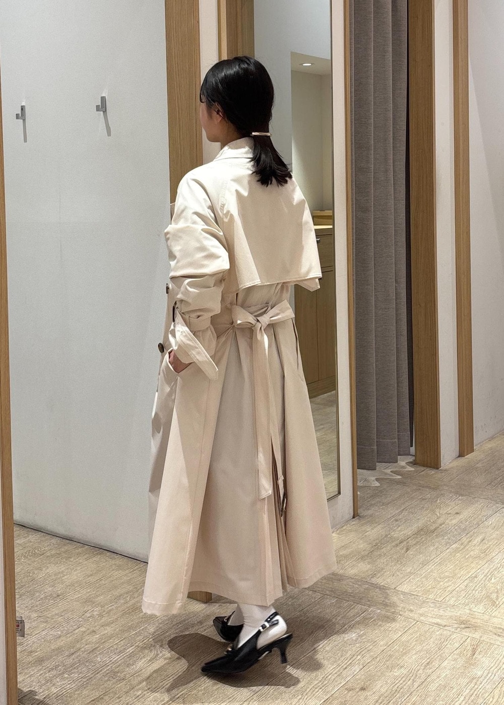 「ミニスカート、25SS春の新作、初春コーデ、春コーデ、デートコーデ、お出かけコーデ、旅行コーデ、推し活コーデ、女子会コーデ、大人カジュアル、スカートスタイル、フェミニンコーデ、VIS、ウェーブ、ブルべ夏」｜「VISの【累計10,000点突破】【2WAY】ハートカットバッグ（ショルダーバッグ、ホワイト系）」を使った、スズさん（レディース・152cm）の春コーディネートの3枚目の写真