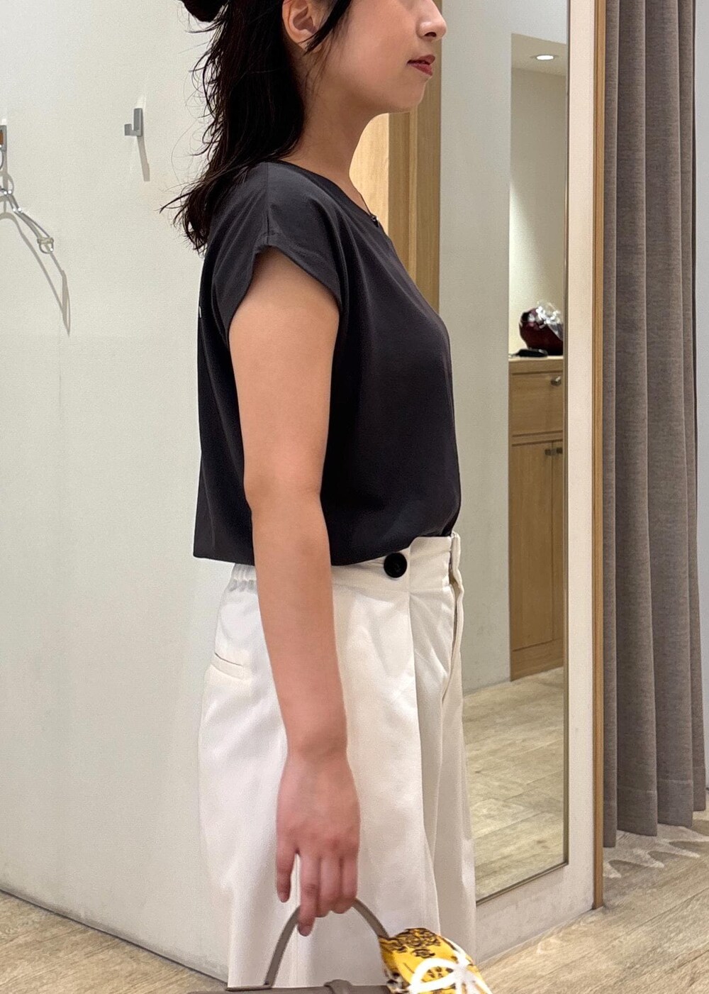 ベージュ系のショルダーバッグ、レッド系のサンダル、ホワイト系のその他パンツを着用したレディースの夏コーディネートの6枚目の写真