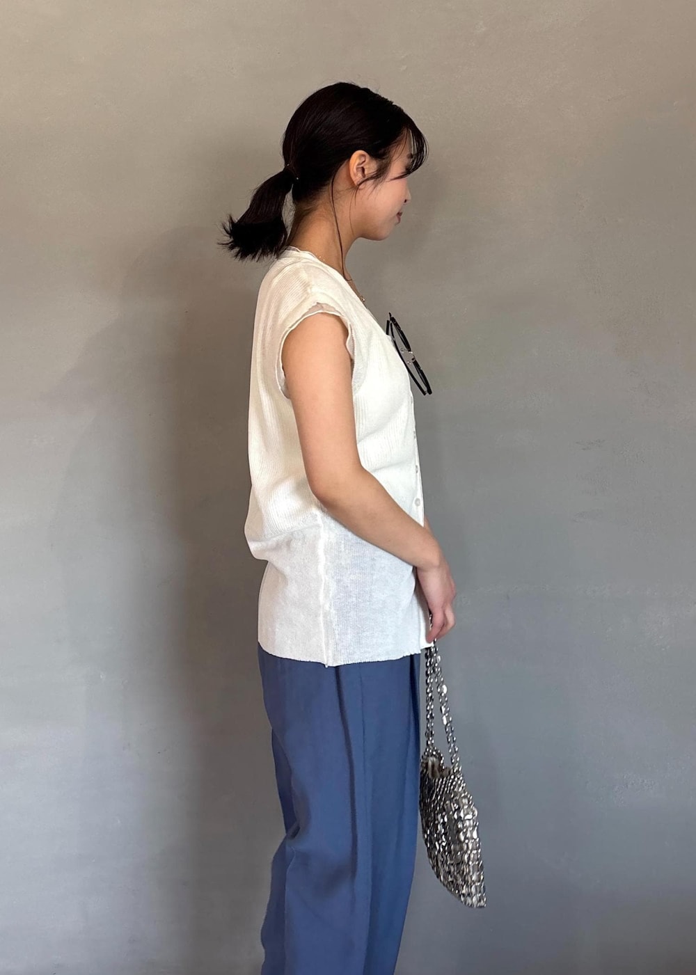 シルバー系のパンプス、ブルー系のその他パンツ、ホワイト系のベストを着用したレディースの春コーディネートの6枚目の写真