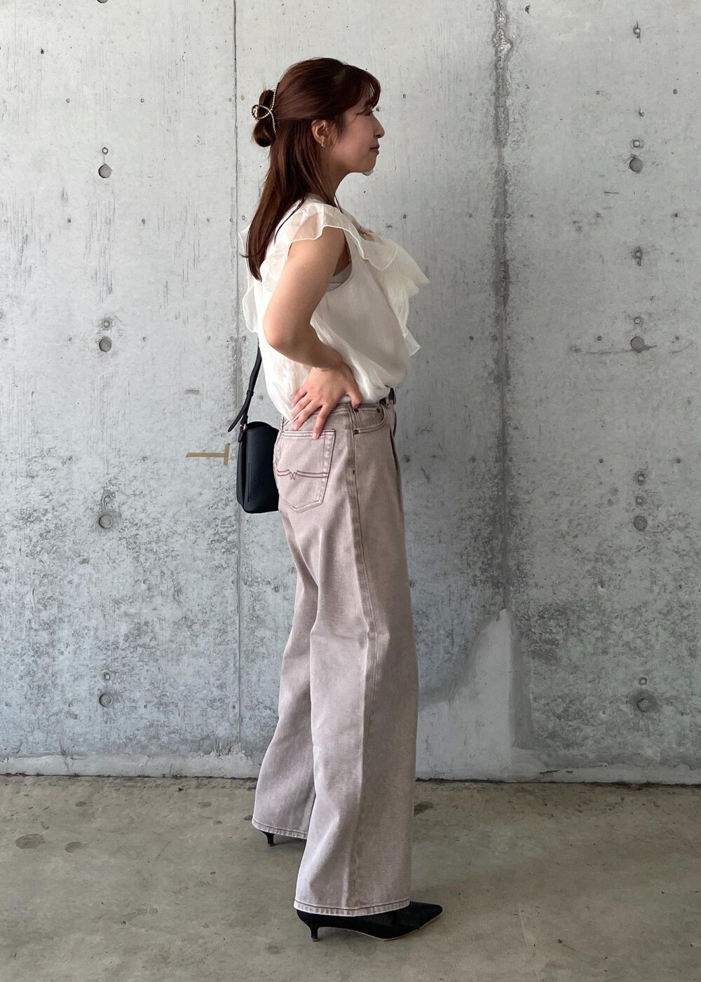 ブラック系のパンプス、ホワイト系のシャツ/ブラウス、ブラック系のショルダーバッグを着用したレディースの夏コーディネートの5枚目の写真