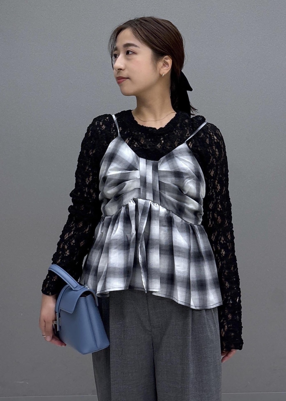 ブラック系のローファー、ブラック系のTシャツ/カットソー、ブラック系のキャミソールを着用したレディースの夏コーディネートの5枚目の写真