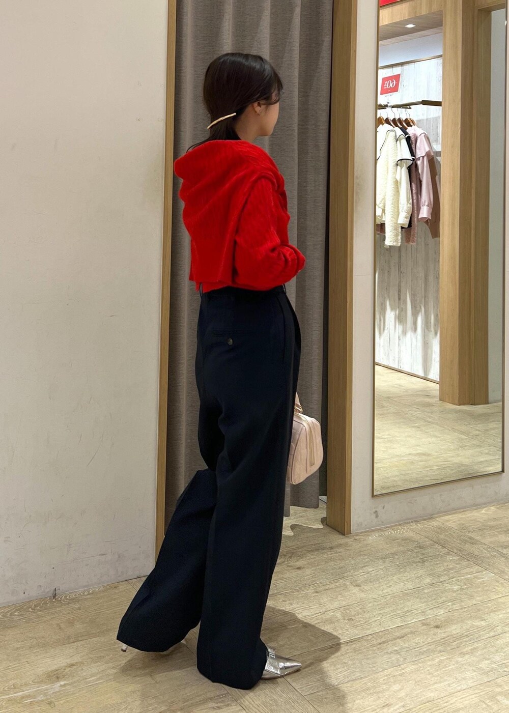 シルバー系のパンプス、レッド系のカーディガン/ボレロ、レッド系のニット/セーターを着用したレディースの冬コーディネートの3枚目の写真