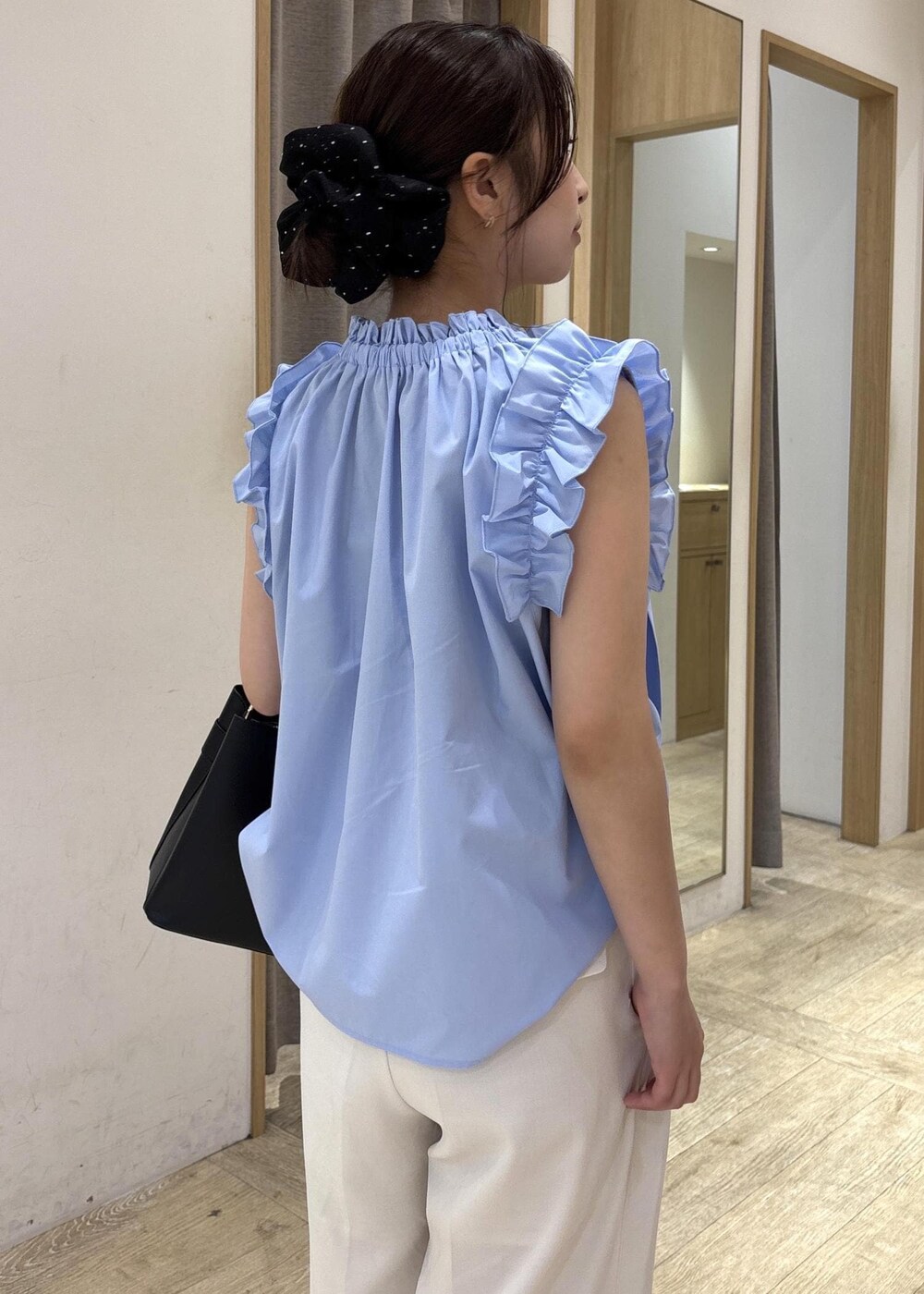 ブラック系のパンプス、ホワイト系のその他パンツ、ブラック系のショルダーバッグを着用したレディースの春コーディネートの6枚目の写真