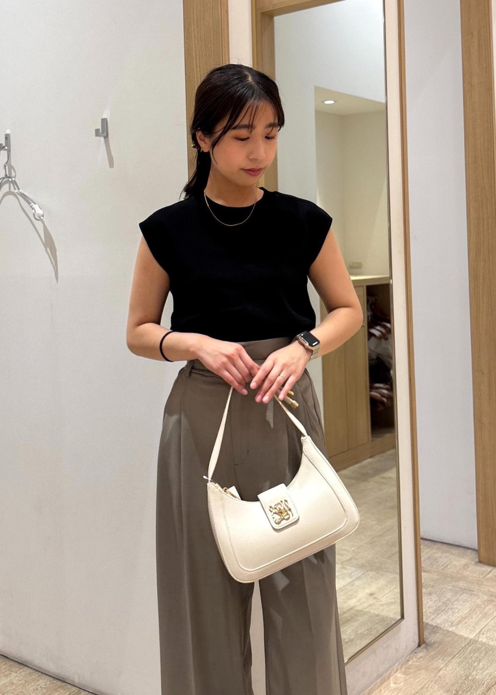 「フレンチスリーブ、25SS夏の新作、初夏コーデ、夏コーデ、お出かけコーデ、旅行コーデ、女子会コーデ、大人カジュアル、パンツスタイル、カジュアルコーデ、ヘルシーコーデ、VIS、ウェーブ、ブルべ夏、乾燥」｜「VISの【180℃美人見え】ハンドルリボンワンショルダーバッグ（ハンドバッグ、ホワイト系）」を使った、スズさん（レディース・152cm）の春コーディネートの4枚目の写真