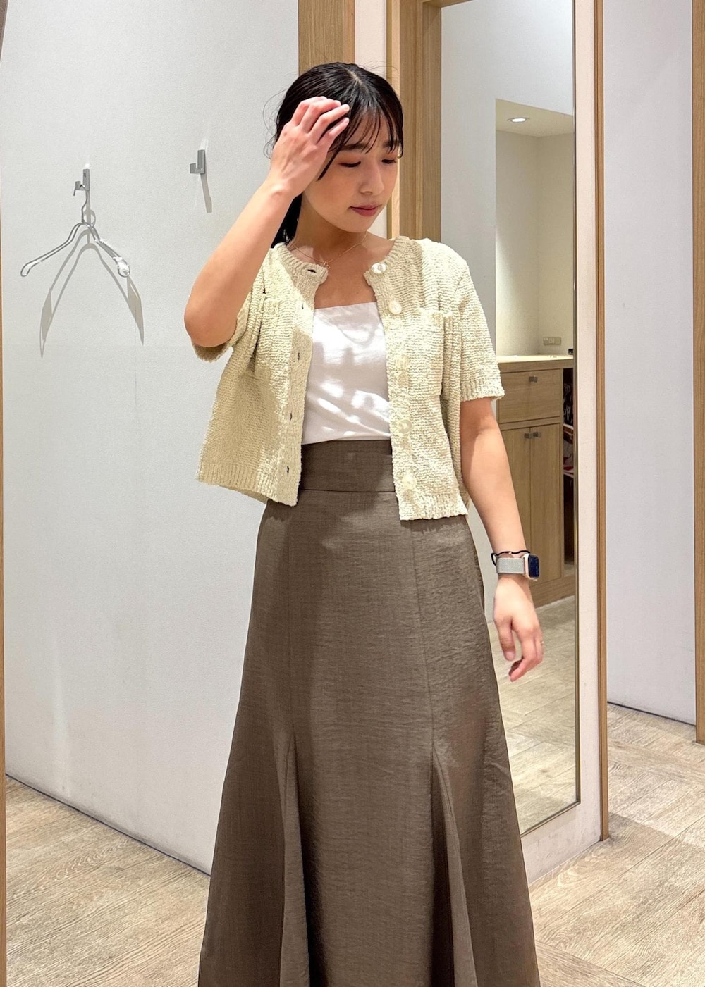 「25SS夏の新作、初夏コーデ、夏コーデ、デートコーデ、お出かけコーデ、旅行コーデ、女子会コーデ、大人カジュアル、スカートスタイル、フェミニンコーデ、VIS、ウェーブ、ブルべ夏、乾燥、低身長」｜「VISの【新色追加】ひねり金具ワンハンドルミニショルダーバッグ【2WAY（ショルダーバッグ、ベージュ系）」を使った、スズさん（レディース・152cm）の春コーディネートの5枚目の写真