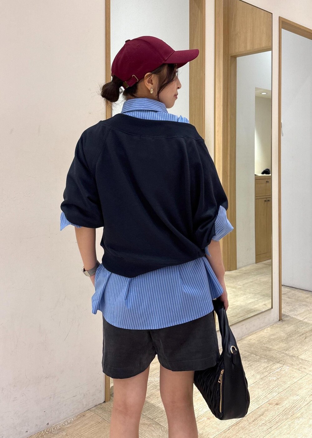 ブラック系のブーツ、ブルー系のシャツ/ブラウス、ブルー系のスウェットを着用したレディースの秋コーディネートの7枚目の写真