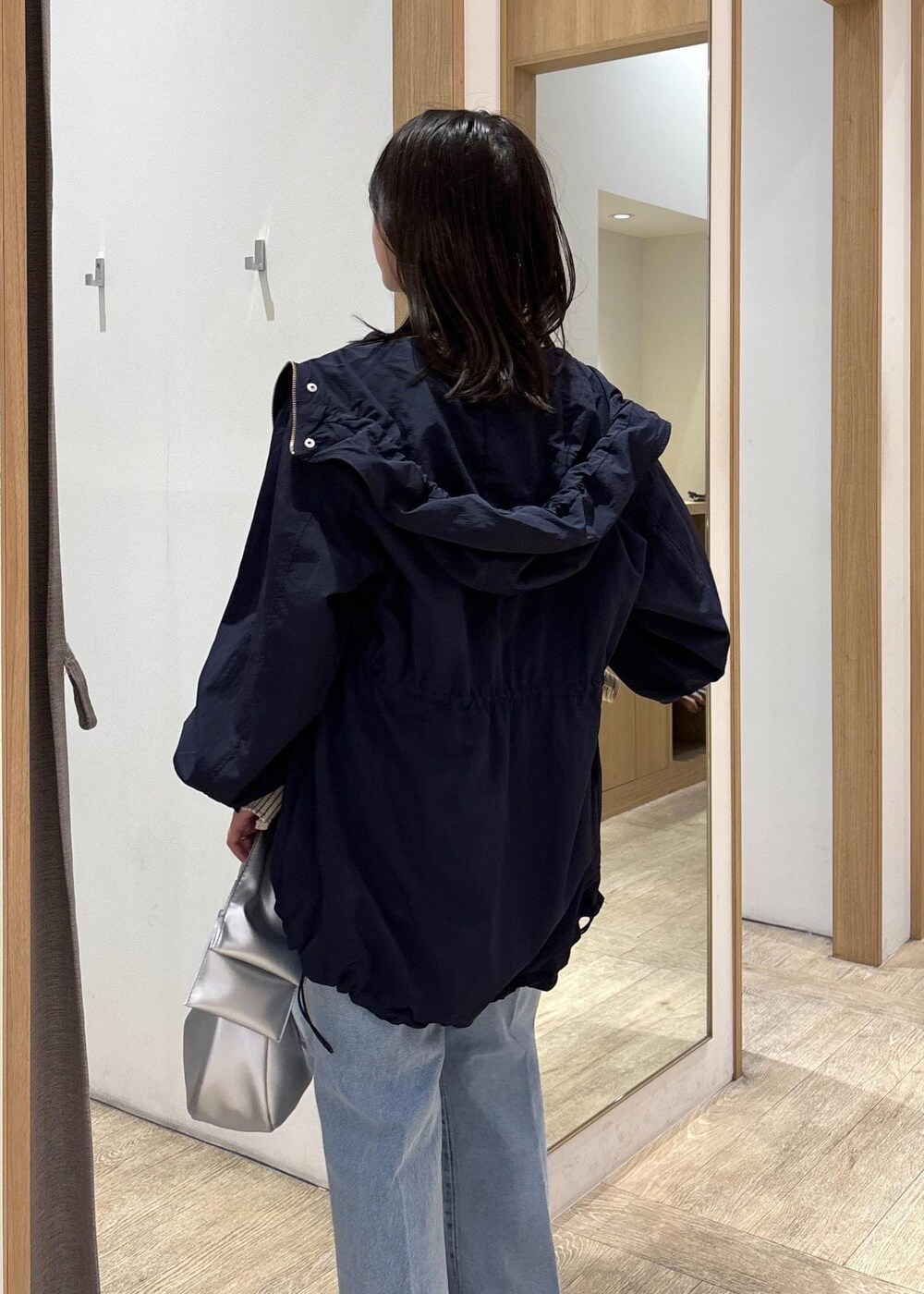 「フレアパンツ、フレアデニム、25SS春の新作、初春コーデ、春コーデ、デートコーデ、お出かけコーデ、旅行コーデ、韓国ファッション、大人カジュアル、パンツスタイル、カジュアルコーデ、VIS、ウェーブ、ブルべ夏」｜「VISの【撥水/花粉ガード】ウエストドロストマウンテンパーカー（マウンテンパーカー、ブルー系）」を使った、スズさん（レディース・152cm）の春コーディネートの8枚目の写真