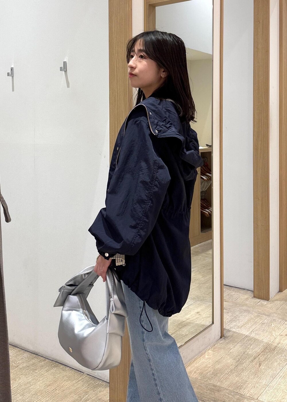 「フレアパンツ、フレアデニム、25SS春の新作、初春コーデ、春コーデ、デートコーデ、お出かけコーデ、旅行コーデ、韓国ファッション、大人カジュアル、パンツスタイル、カジュアルコーデ、VIS、ウェーブ、ブルべ夏」｜「VISの【撥水/花粉ガード】ウエストドロストマウンテンパーカー（マウンテンパーカー、ブルー系）」を使った、スズさん（レディース・152cm）の春コーディネートの9枚目の写真