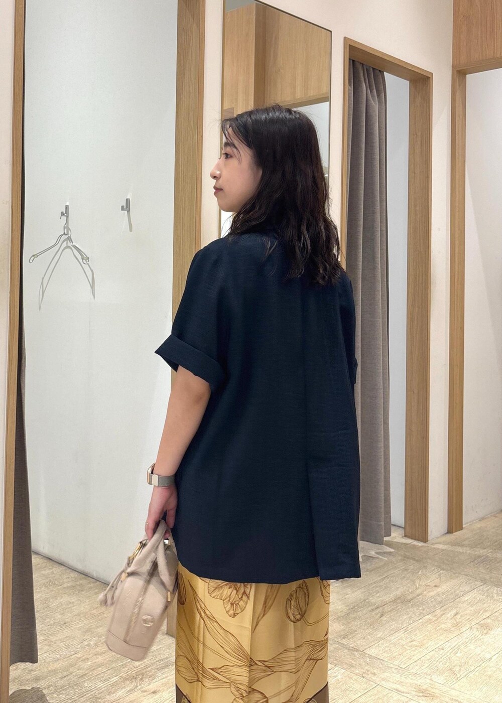 ホワイト系のTシャツ/カットソー、ホワイト系のスラックス、ブルー系のテーラードジャケットを着用したレディースの秋コーディネートの7枚目の写真