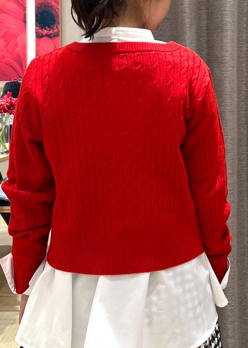 ブラック系のブーツ、ブラック系のスカート、ホワイト系のシャツ/ブラウスを着用したレディースの冬コーディネートの8枚目の写真