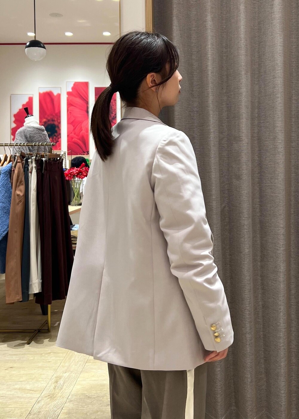 ブラック系のニット/セーター、ブラック系のパンプス、グレー系のその他パンツを着用したレディースの冬コーディネートの8枚目の写真