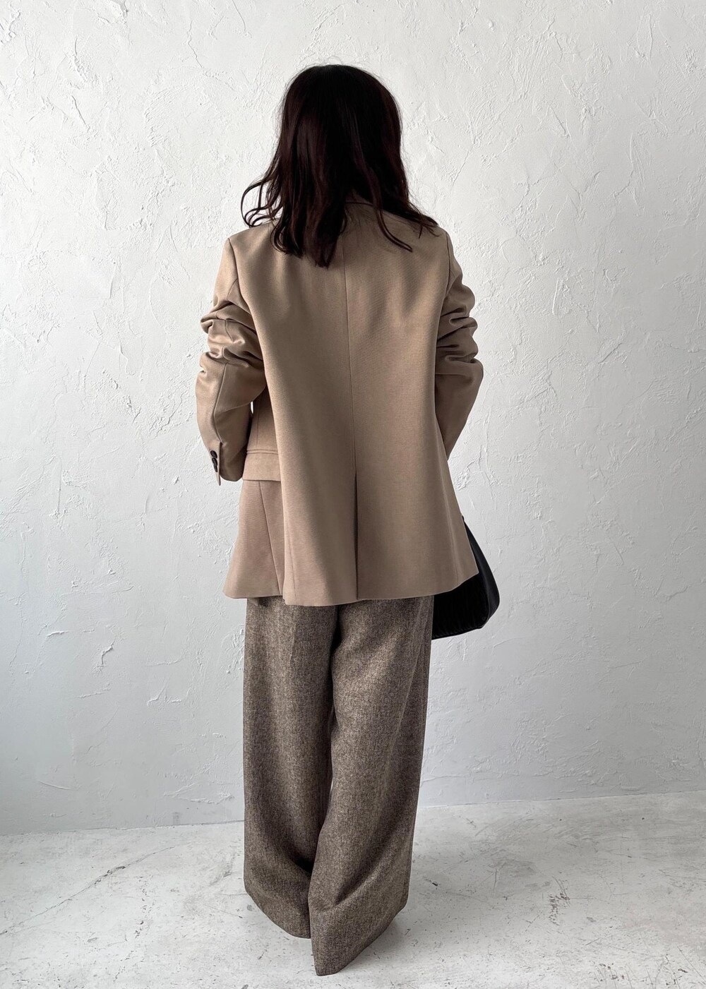 ブラック系のパンプス、ホワイト系のTシャツ/カットソー、ベージュ系のテーラードジャケットを着用したレディースの夏コーディネートの5枚目の写真