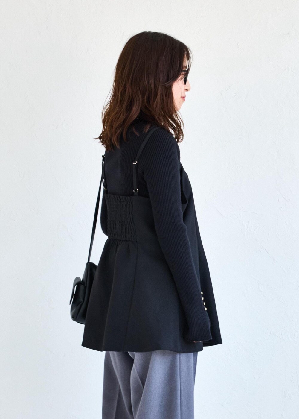 ブラック系のローファー、ブラック系のキャミソール、グレー系のスラックスを着用したレディースの夏コーディネートの6枚目の写真