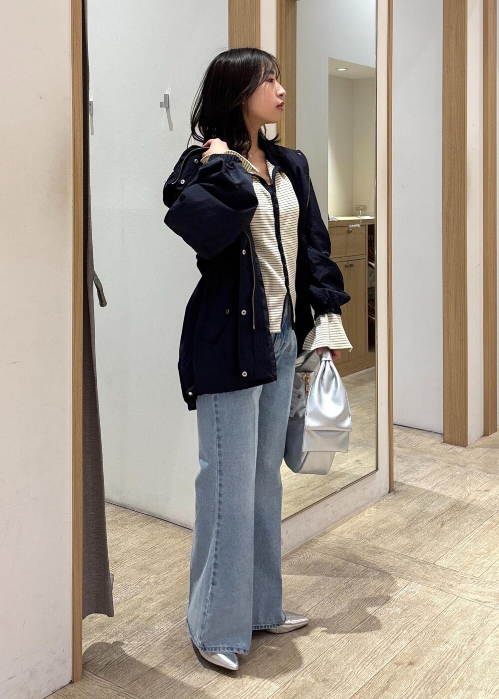 「フレアパンツ、フレアデニム、25SS春の新作、初春コーデ、春コーデ、デートコーデ、お出かけコーデ、旅行コーデ、韓国ファッション、大人カジュアル、パンツスタイル、カジュアルコーデ、VIS、ウェーブ、ブルべ夏」｜「VISの【撥水/花粉ガード】ウエストドロストマウンテンパーカー（マウンテンパーカー、ブルー系）」を使った、スズさん（レディース・152cm）の春コーディネートの5枚目の写真