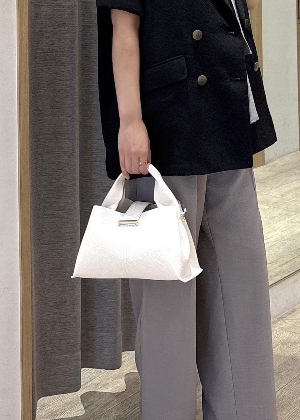 グレー系のTシャツ/カットソー、グレー系のその他パンツ、ブラック系のサンダルを着用したレディースの春コーディネートの10枚目の写真