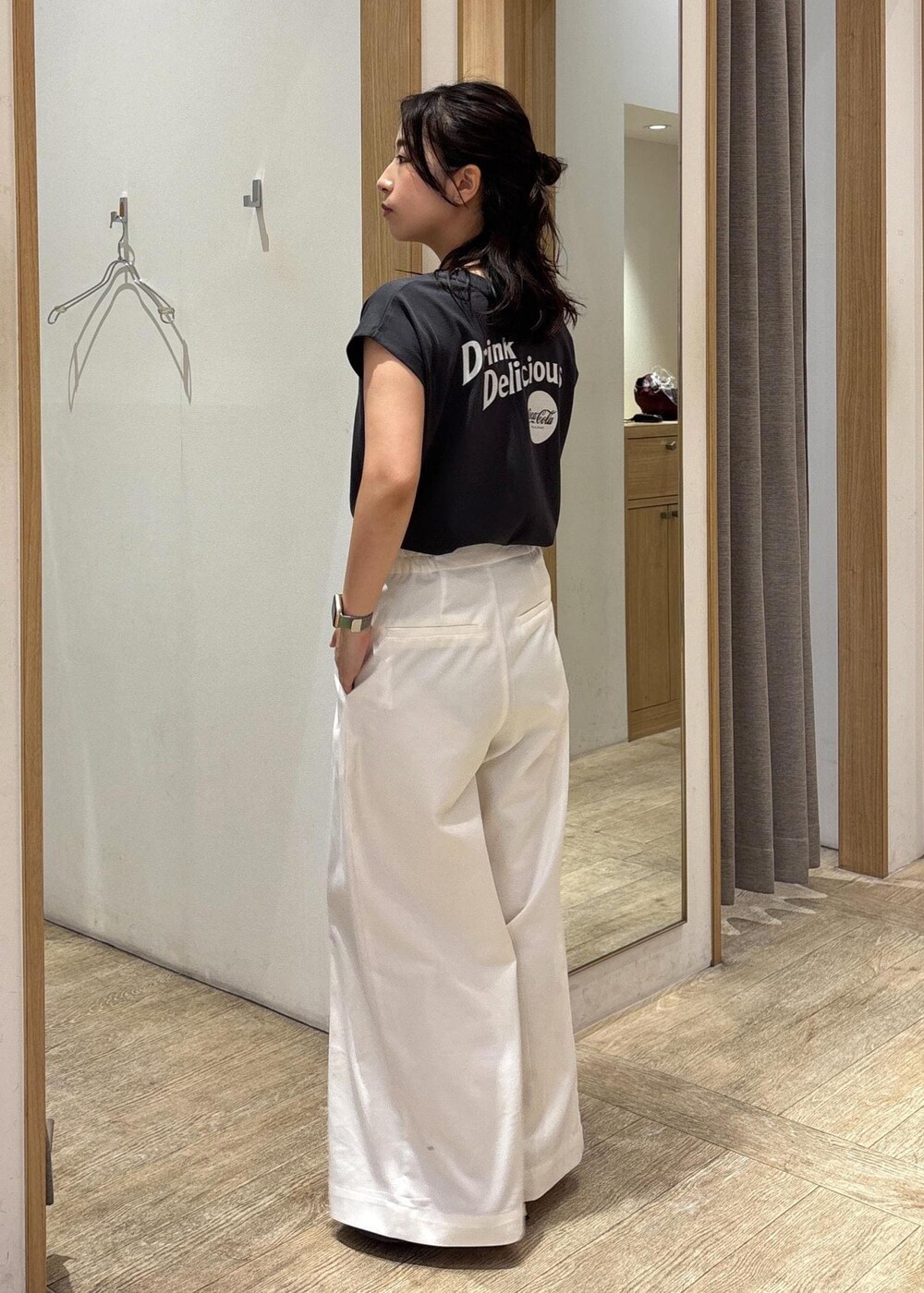 ベージュ系のショルダーバッグ、レッド系のサンダル、ホワイト系のその他パンツを着用したレディースの夏コーディネートの2枚目の写真