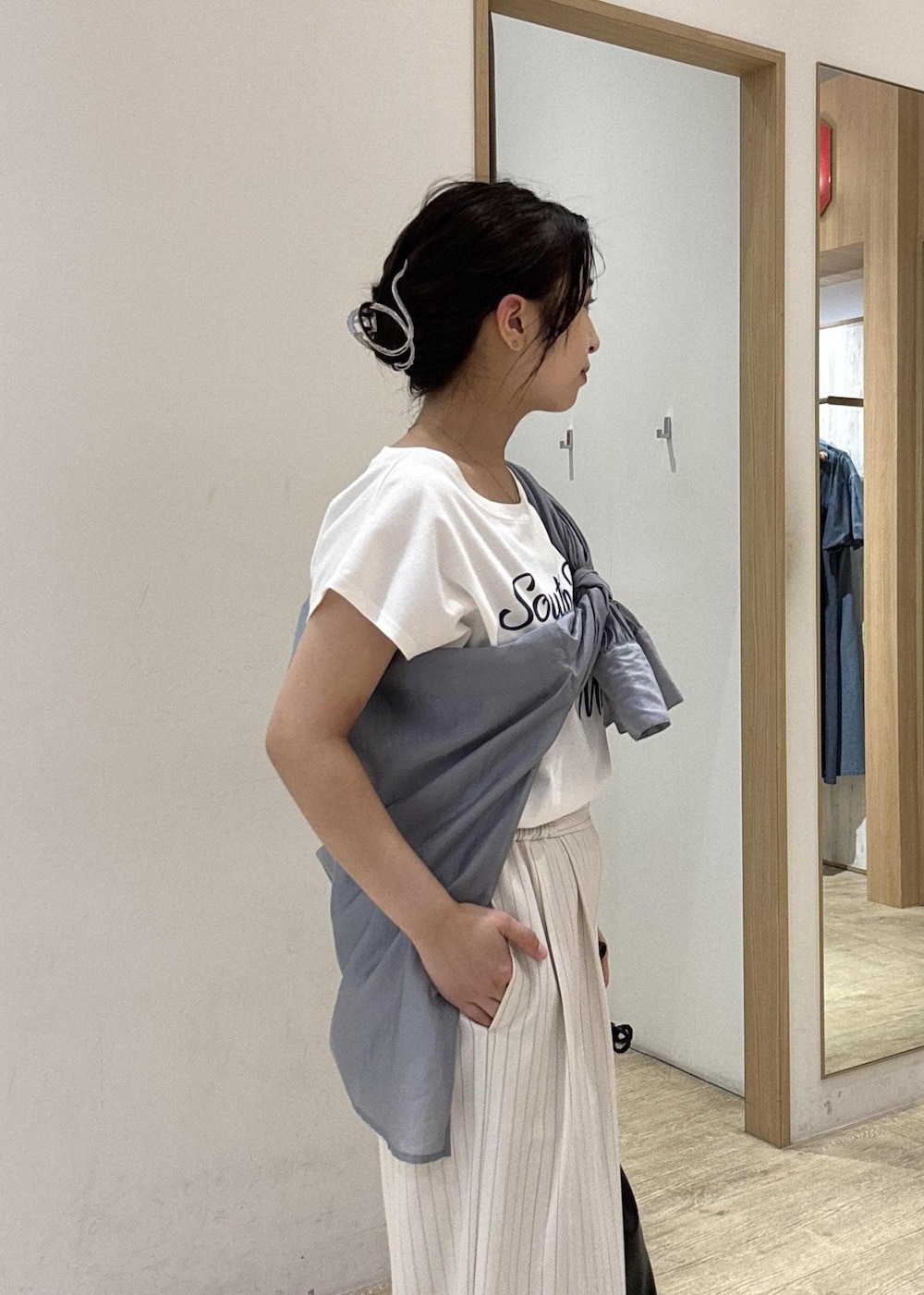 「25SS夏の新作、visbag2025、初夏コーデ、夏コーデ、お出かけコーデ、旅行コーデ、大人カジュアル、パンツスタイル、カジュアルコーデ、VIS、ウェーブ、ブルべ夏、乾燥、低身長、トップス」｜「Juzeのメタルヒールサンダル（サンダル、ホワイト系）」を使った、スズさん（レディース・152cm）の夏コーディネートの8枚目の写真