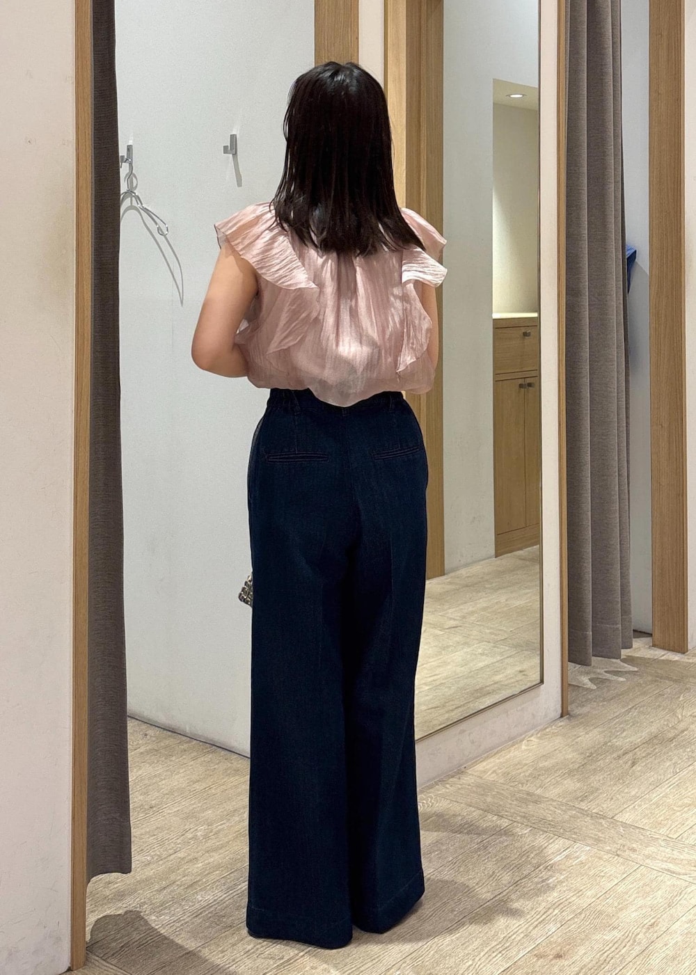 ブラック系のサンダル、ピンク系のシャツ/ブラウス、ブルー系のデニムパンツを着用したレディースの夏コーディネートの4枚目の写真