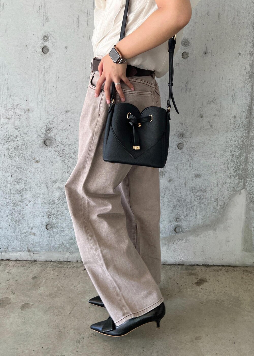 ブラック系のパンプス、ホワイト系のシャツ/ブラウス、ブラック系のショルダーバッグを着用したレディースの夏コーディネートの9枚目の写真