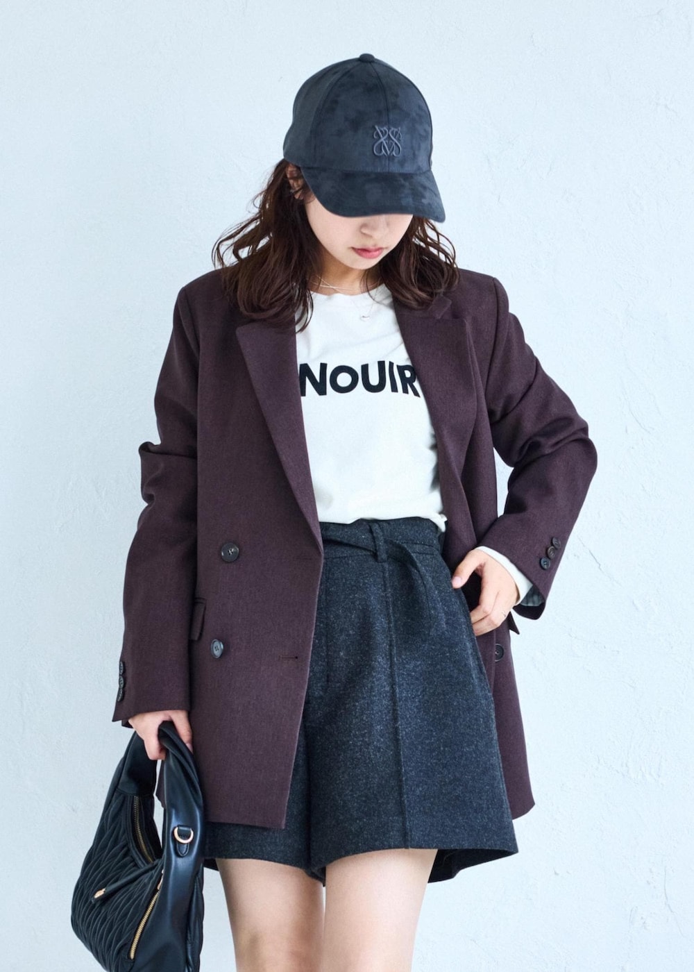 ブラック系のローファー、ホワイト系のTシャツ/カットソー、ブラウン系のテーラードジャケットを着用したレディースの夏コーディネートの5枚目の写真