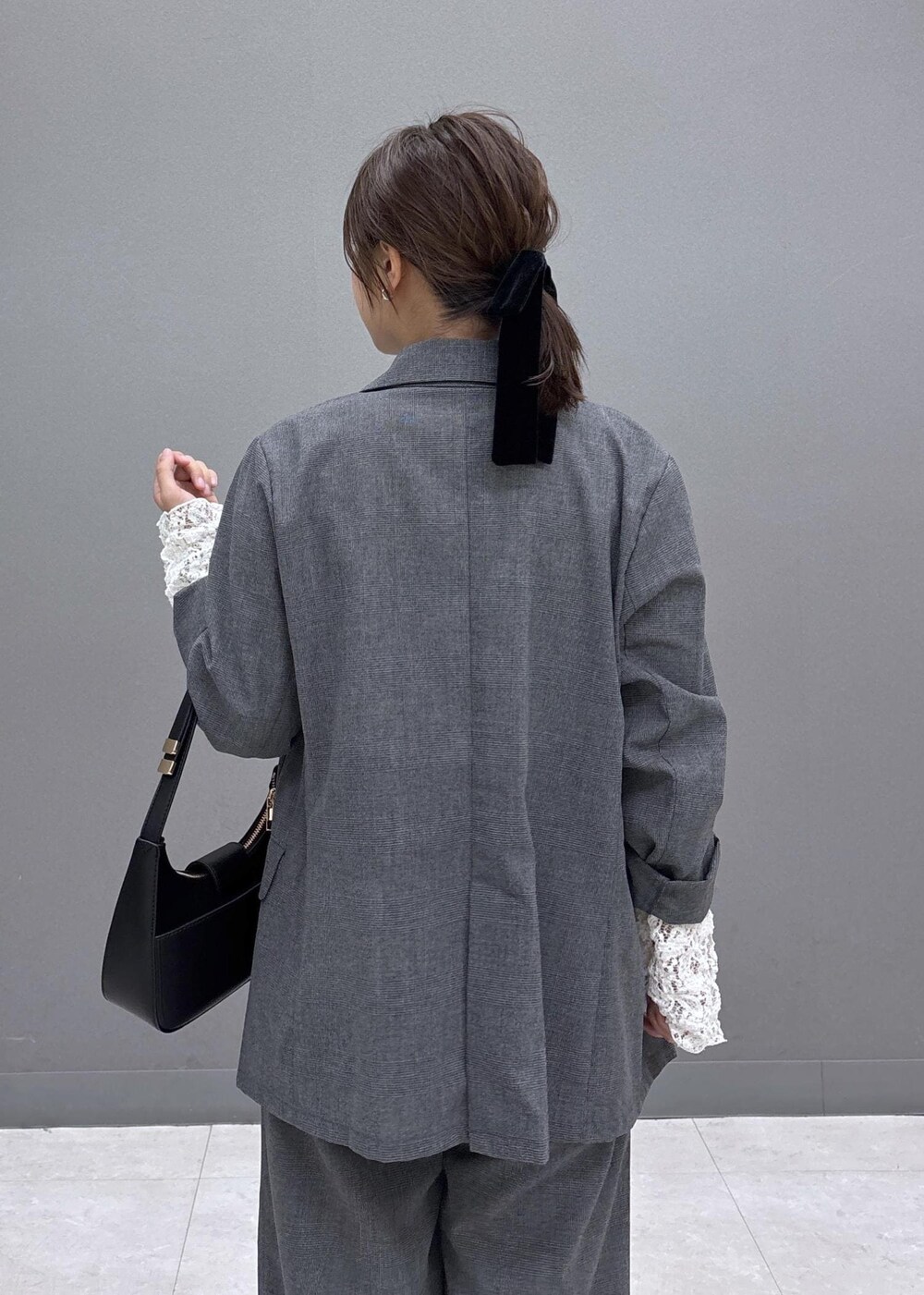 ブラック系のショルダーバッグ、ホワイト系のTシャツ/カットソー、ブラック系のその他パンツを着用したレディースの夏コーディネートの7枚目の写真