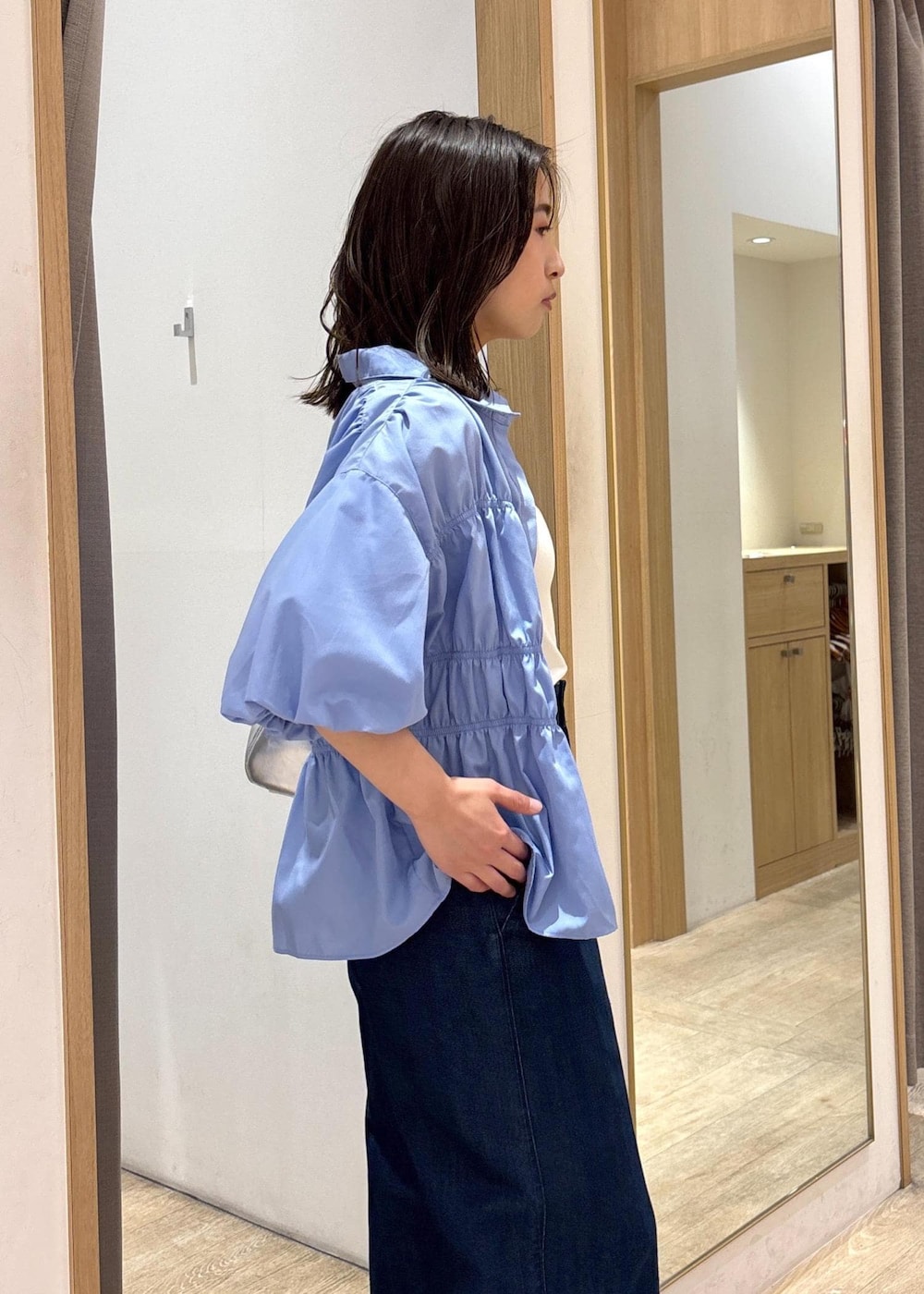 「ワイドデニム、25SS夏の新作、初夏コーデ、夏コーデ、デートコーデ、お出かけコーデ、旅行コーデ、推し活コーデ、女子会コーデ、韓国ファッション、大人カジュアル、パンツスタイル、カジュアルコーデ、ヘルシーコーデ、VIS」｜「VISのグリッターワイドデニムパンツ（デニムパンツ、ブルー系）」を使った、スズさん（レディース・152cm）の春コーディネートの8枚目の写真