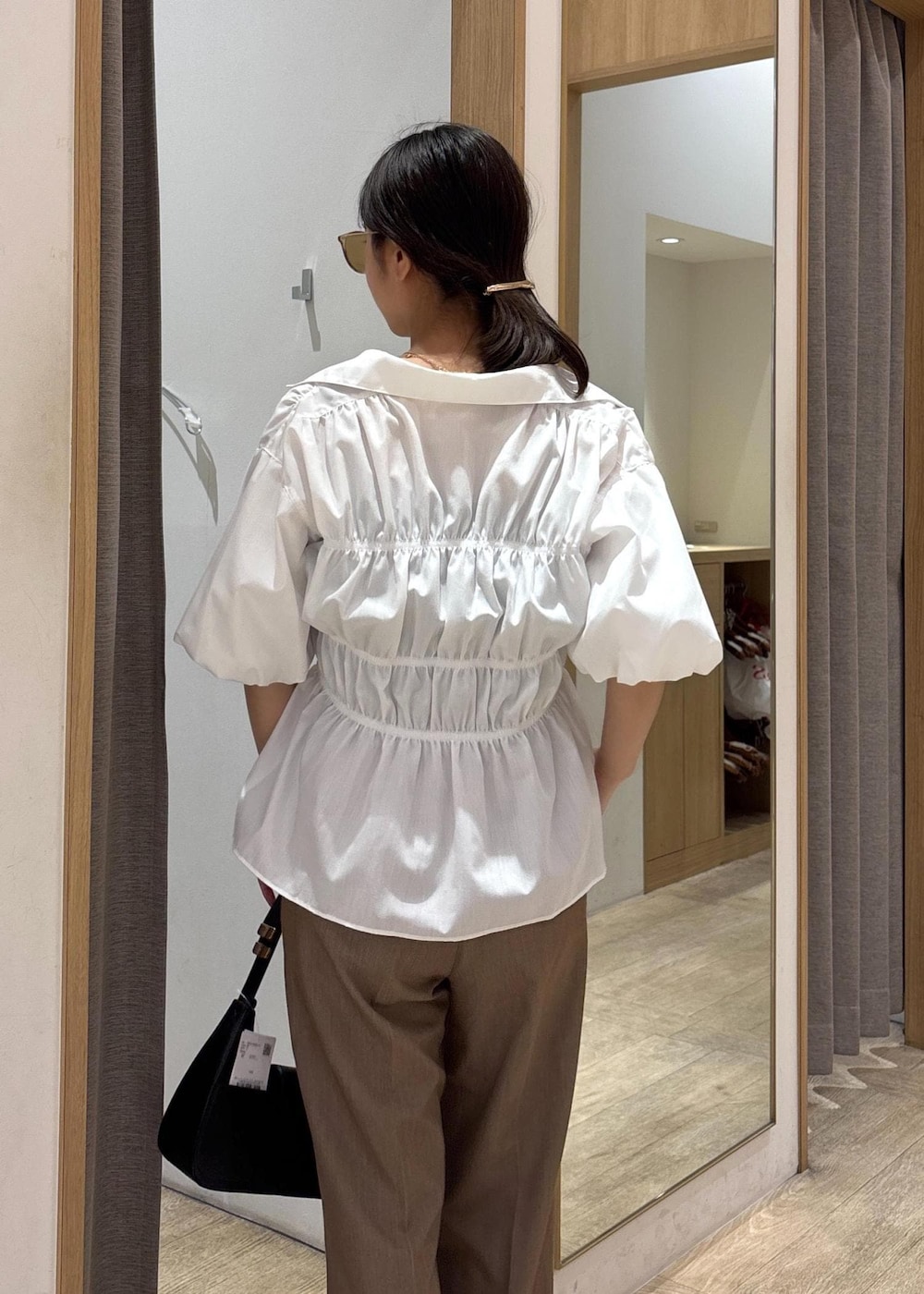 「フレアパンツ、25SS夏の新作、初夏コーデ、夏コーデ、デートコーデ、お出かけコーデ、旅行コーデ、韓国ファッション、大人カジュアル、パンツスタイル、体型カバー、カジュアルコーデ、VIS、ウェーブ、ブルべ夏」｜「VISの【追加】ハンドルリボンワンショルダーバッグ【180℃美人見え】（ハンドバッグ、ブラック系）」を使った、スズさん（レディース・152cm）の春コーディネートの9枚目の写真